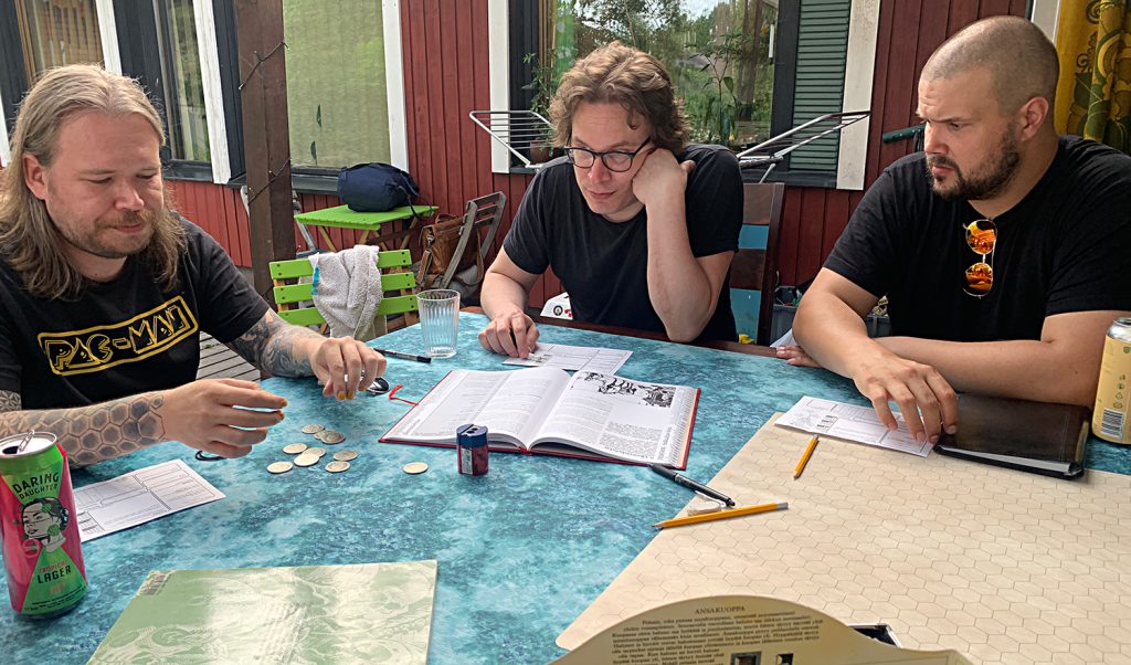 Keski-ikäiset miehet tuihottamassa tyhjyyteen sankarikolikoita laskeskellen pelin tiimellyksessä.