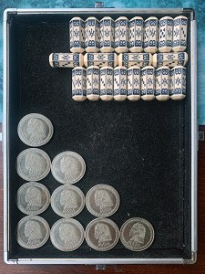 Noppia ja kolikoita järjesteltynä siististi dice traylle.